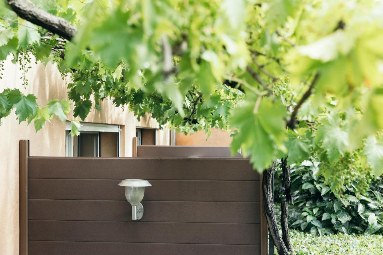 Le Carre D'Alethius Logis Hotel Restaurant Charmes-sur-Rhone Exterior foto