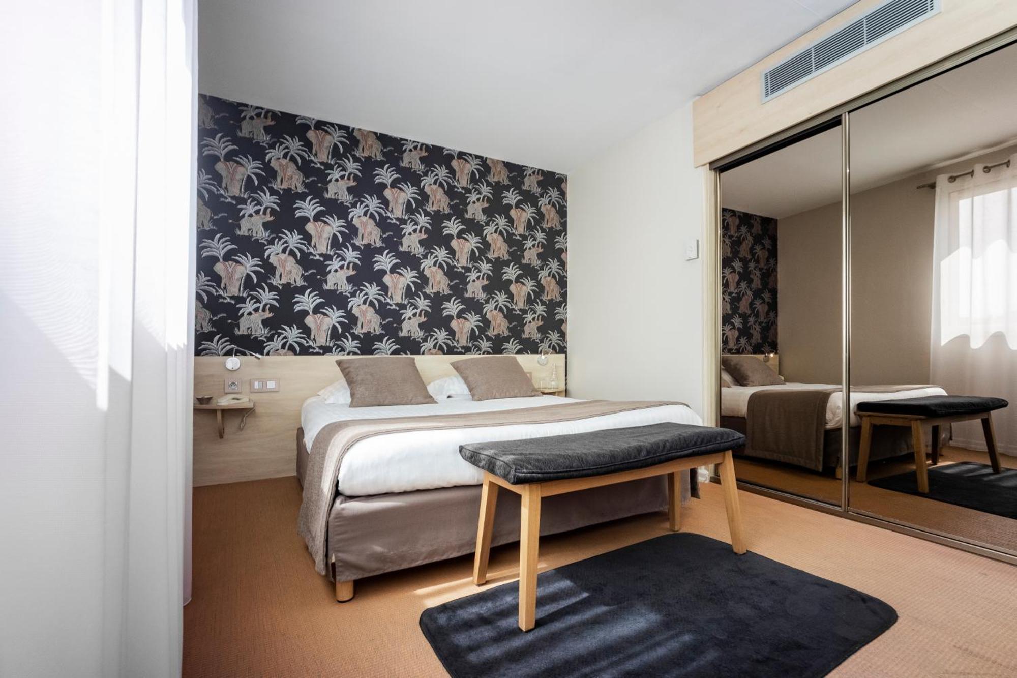 Le Carre D'Alethius Logis Hotel Restaurant Charmes-sur-Rhone Exterior foto