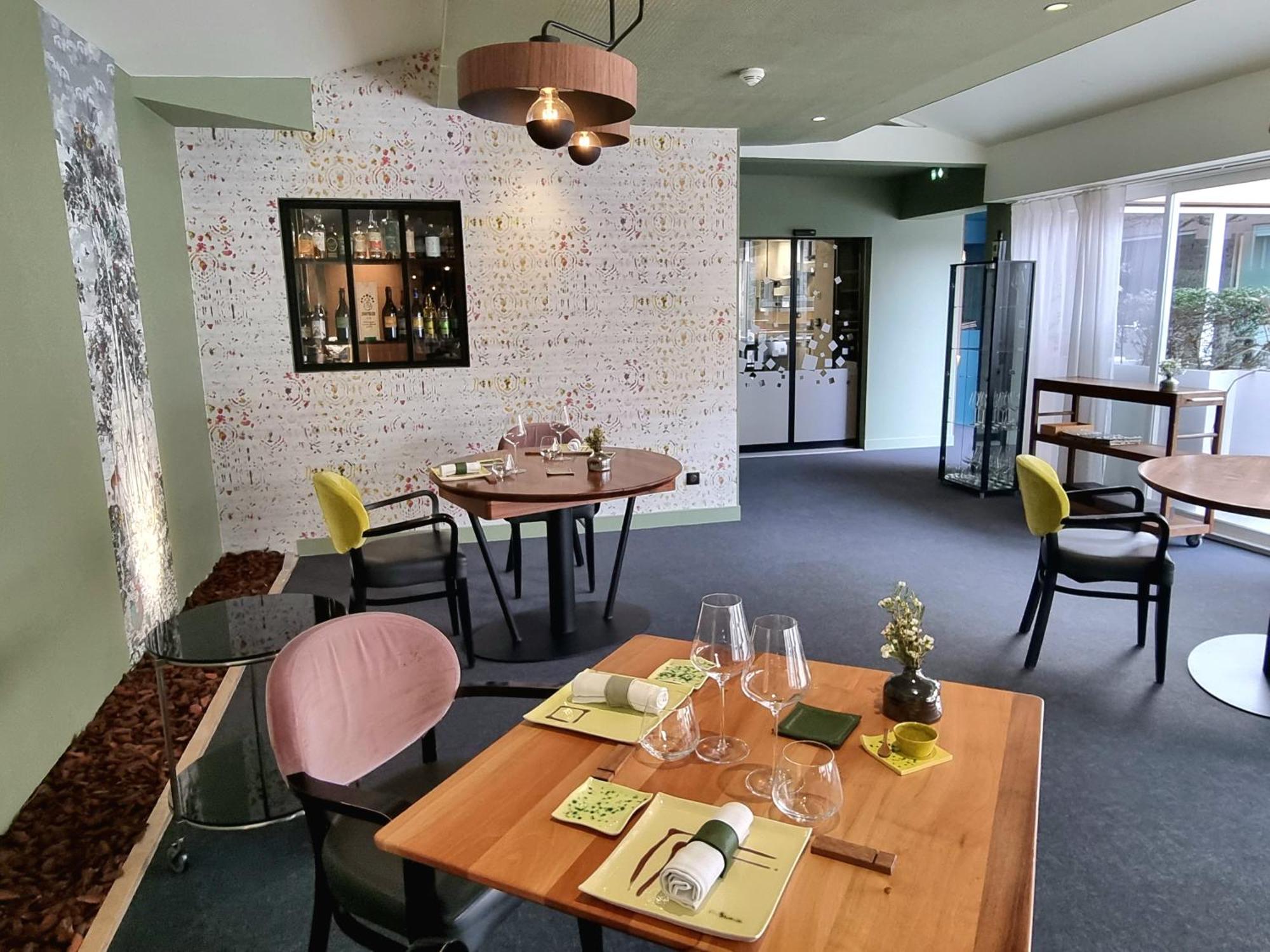 Le Carre D'Alethius Logis Hotel Restaurant Charmes-sur-Rhone Exterior foto